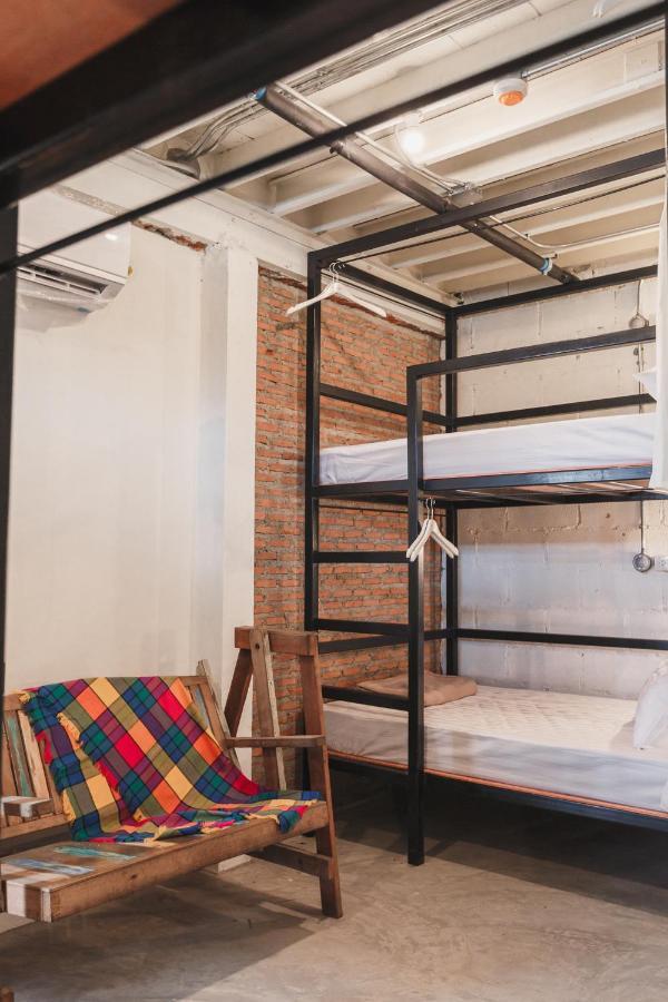 Nivas Siam Hostel Bangkok Exteriör bild