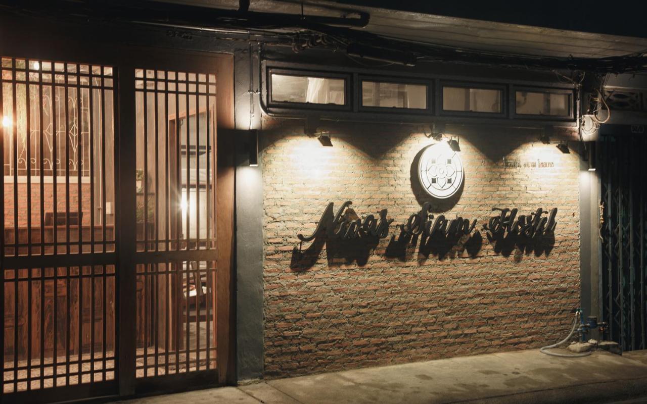 Nivas Siam Hostel Bangkok Exteriör bild